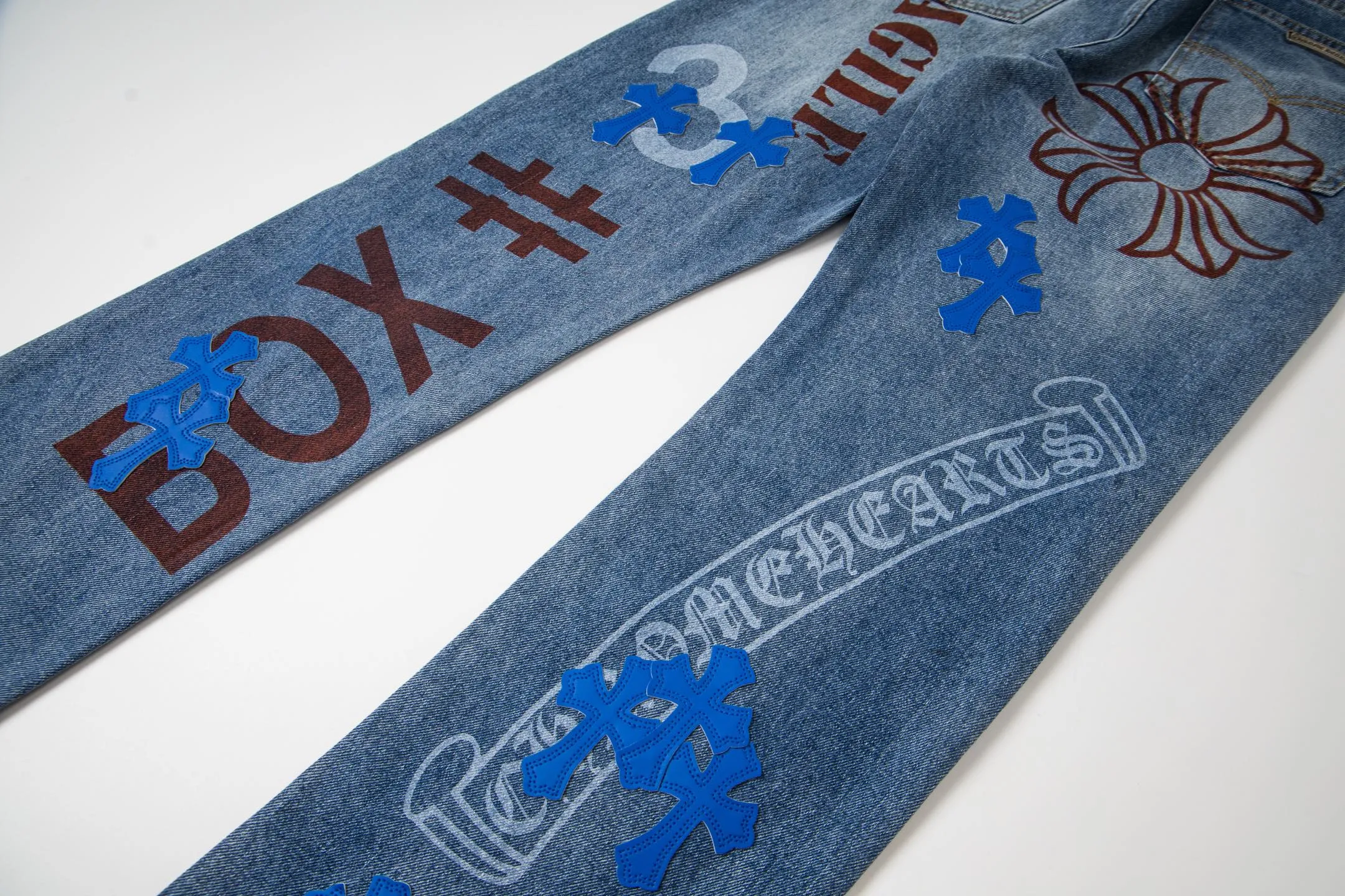 P260 Chrome Hearts washed graffiti blue cross couple jeans are a hot trend this season and are sought after by countless celebrities and fashionistas. The neat details of the cutting process add color to the playful fashion! The neat and meticulous design, and the well-fitting structure is unique. The upper body not only has outstanding recognition, but also looks younger and younger. A style with the ultimate wearing meaning and performance, gorgeous color matching, and the craftsmanship of this style is also extremely extraordinary. After the finished product is washed, it is disassembled and hand-made with sheepskin cross leather and then spliced ​​together to complete. The whole piece has too many craftsmanship to describe. It is decorated with patchwork cross flowers and high-waisted washed jeans! ! Absolutely high-end luxury product, a god-level single product, a super popular product, made by top heavy industry, a magic weapon that cannot be missed to hit the streets. Style number: 1834# Size: 28 30 32 34 Color: blue